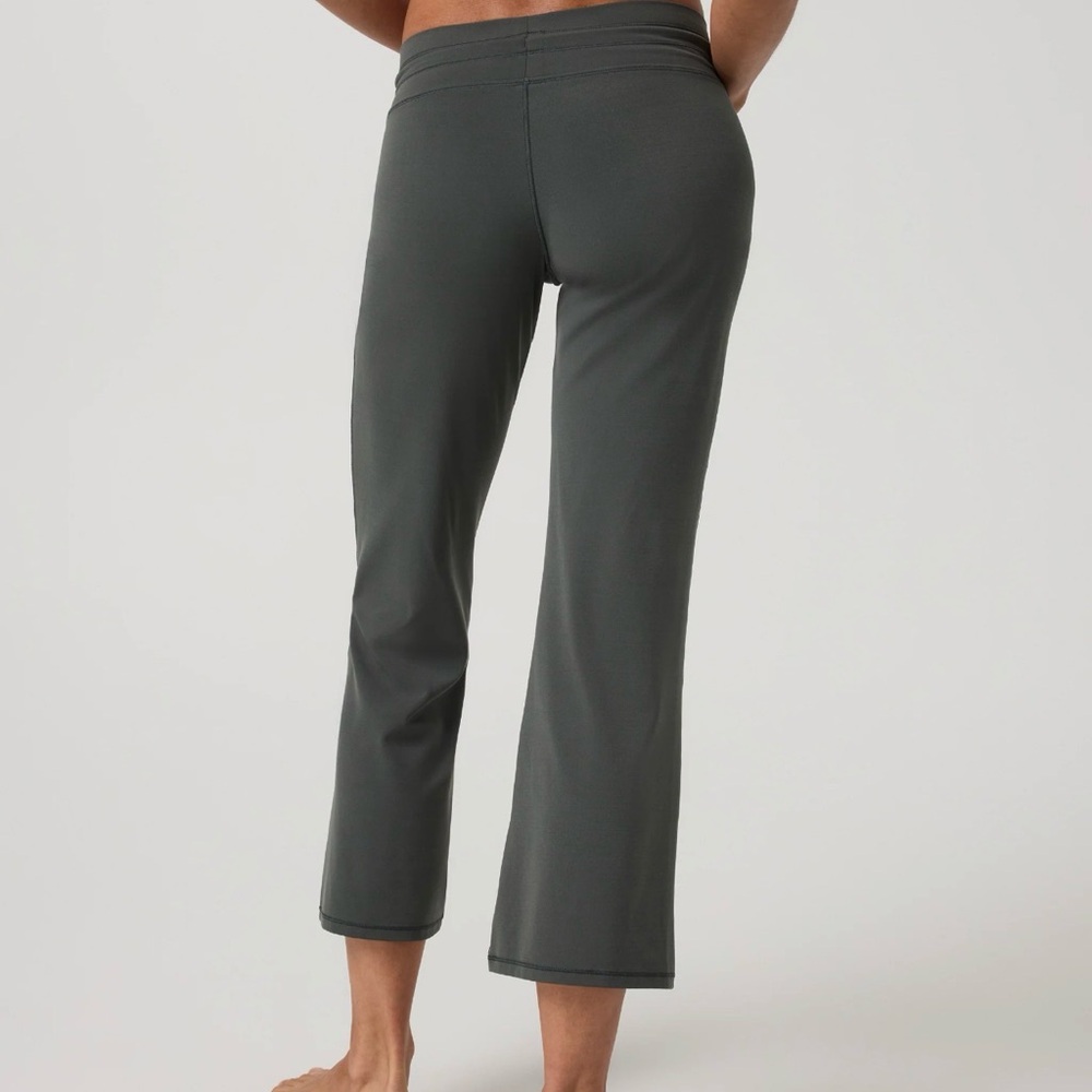 Vuori Dark Jade Daily Form Ankle Capri Performance Pants - Picture 3 of 3
